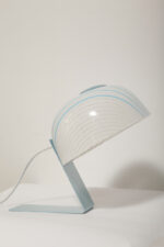Nieduża jednopunktowa lampa nocna z błękitną metalową podstawą i mlecznobiałym kloszem w błękitne paski z pleksi, firma Molin, Włochy, lata 60. - obrazek 42