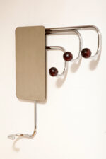 Duży metalowy wieszak/garderoba ścienna na chromowanej rurowej masywnej konstrukcji z trzema hakami zakończonymi bukowymi ręcznie toczonymi kulami, dymionym pionowym lustrem i uchwytem na parasole, Bauhaus, Niemcy, lata 30. XX wieku - obrazek 42