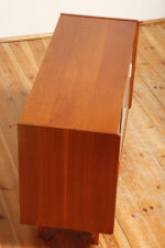 Dębowa szafka/komoda z parą przesuwanych drzwi ze sklejki lakierowanych na różowy i jasno kremowy kolor, TYP U 450, projekt Jiri Jiroutek dla Interier Praha, Czechosłowacja, wzór z 1958 roku - obrazek 43