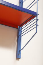 Modułowa szafka/regał na metalowej niebieskiej konstrukcji z dwoma metalowymi półkami z regulowaną wysokością, projekt Adriaan Dekker dla firmy Tomado, Holandia, lata 60. - obrazek 43