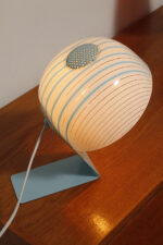 Nieduża jednopunktowa lampa nocna z błękitną metalową podstawą i mlecznobiałym kloszem w błękitne paski z pleksi, firma Molin, Włochy, lata 60. - obrazek 43