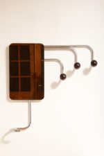 Duży metalowy wieszak/garderoba ścienna na chromowanej rurowej masywnej konstrukcji z trzema hakami zakończonymi bukowymi ręcznie toczonymi kulami, dymionym pionowym lustrem i uchwytem na parasole, Bauhaus, Niemcy, lata 30. XX wieku - obrazek 43