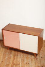 Dębowa szafka/komoda z parą przesuwanych drzwi ze sklejki lakierowanych na różowy i jasno kremowy kolor, TYP U 450, projekt Jiri Jiroutek dla Interier Praha, Czechosłowacja, wzór z 1958 roku - obrazek 44