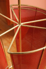 Mosiężny parasolnik/stojak na parasole w kolorze starego złota z bokami z blachy perforowanej lakierowanej na czerwono, Wagner Keller, Niemcy, lata 50/60. - obrazek 44