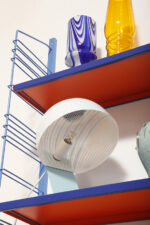 Modułowa szafka/regał na metalowej niebieskiej konstrukcji z dwoma metalowymi półkami z regulowaną wysokością, projekt Adriaan Dekker dla firmy Tomado, Holandia, lata 60. - obrazek 44