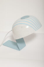 Nieduża jednopunktowa lampa nocna z błękitną metalową podstawą i mlecznobiałym kloszem w błękitne paski z pleksi, firma Molin, Włochy, lata 60. - obrazek 44