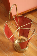 Mosiężny parasolnik/stojak na parasole w kolorze starego złota z bokami z blachy perforowanej lakierowanej na czerwono, Wagner Keller, Niemcy, lata 50/60. - obrazek 45