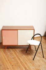 Dębowa szafka/komoda z parą przesuwanych drzwi ze sklejki lakierowanych na różowy i jasno kremowy kolor, TYP U 450, projekt Jiri Jiroutek dla Interier Praha, Czechosłowacja, wzór z 1958 roku - obrazek 45