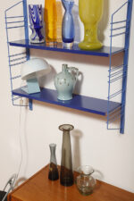 Modułowa szafka/regał na metalowej niebieskiej konstrukcji z dwoma metalowymi półkami z regulowaną wysokością, projekt Adriaan Dekker dla firmy Tomado, Holandia, lata 60. - obrazek 45