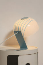 Nieduża jednopunktowa lampa nocna z błękitną metalową podstawą i mlecznobiałym kloszem w błękitne paski z pleksi, firma Molin, Włochy, lata 60. - obrazek 45