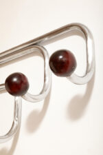 Duży metalowy wieszak/garderoba ścienna na chromowanej rurowej masywnej konstrukcji z trzema hakami zakończonymi bukowymi ręcznie toczonymi kulami, dymionym pionowym lustrem i uchwytem na parasole, Bauhaus, Niemcy, lata 30. XX wieku - obrazek 45