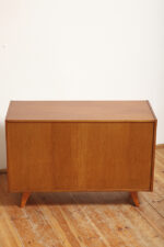 Dębowa szafka/komoda z parą przesuwanych drzwi ze sklejki lakierowanych na różowy i jasno kremowy kolor, TYP U 450, projekt Jiri Jiroutek dla Interier Praha, Czechosłowacja, wzór z 1958 roku - obrazek 46