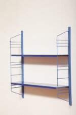 Modułowa szafka/regał na metalowej niebieskiej konstrukcji z dwoma metalowymi półkami z regulowaną wysokością, projekt Adriaan Dekker dla firmy Tomado, Holandia, lata 60. - obrazek 46