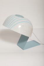 Nieduża jednopunktowa lampa nocna z błękitną metalową podstawą i mlecznobiałym kloszem w błękitne paski z pleksi, firma Molin, Włochy, lata 60. - obrazek 46