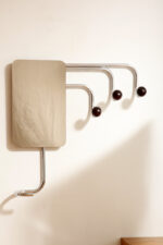 Duży metalowy wieszak/garderoba ścienna na chromowanej rurowej masywnej konstrukcji z trzema hakami zakończonymi bukowymi ręcznie toczonymi kulami, dymionym pionowym lustrem i uchwytem na parasole, Bauhaus, Niemcy, lata 30. XX wieku - obrazek 46