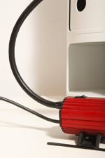 Jednopunktowa czerwono-czarna lampa biurkowa/nocna/lampa ścienna/kinkiet "Ciao 1170" z kloszem na ruchomym giętym ramieniu, projekt Ezio Didone dla firmy Arteluce, Włochy, lata 80. - obrazek 47