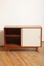 Dębowa szafka/komoda z parą przesuwanych drzwi ze sklejki lakierowanych na różowy i jasno kremowy kolor, TYP U 450, projekt Jiri Jiroutek dla Interier Praha, Czechosłowacja, wzór z 1958 roku - obrazek 47