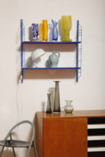 Modułowa szafka/regał na metalowej niebieskiej konstrukcji z dwoma metalowymi półkami z regulowaną wysokością, projekt Adriaan Dekker dla firmy Tomado, Holandia, lata 60. - obrazek 47