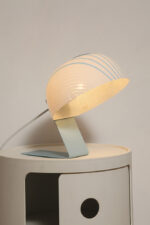 Nieduża jednopunktowa lampa nocna z błękitną metalową podstawą i mlecznobiałym kloszem w błękitne paski z pleksi, firma Molin, Włochy, lata 60. - obrazek 47