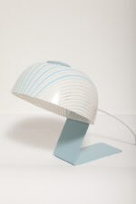 Nieduża jednopunktowa lampa nocna z błękitną metalową podstawą i mlecznobiałym kloszem w błękitne paski z pleksi, firma Molin, Włochy, lata 60. - obrazek 48