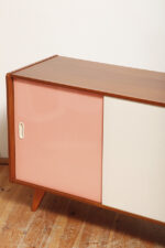 Dębowa szafka/komoda z parą przesuwanych drzwi ze sklejki lakierowanych na różowy i jasno kremowy kolor, TYP U 450, projekt Jiri Jiroutek dla Interier Praha, Czechosłowacja, wzór z 1958 roku - obrazek 49