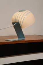 Nieduża jednopunktowa lampa nocna z błękitną metalową podstawą i mlecznobiałym kloszem w błękitne paski z pleksi, firma Molin, Włochy, lata 60. - obrazek 49