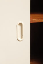 Dębowa szafka/komoda z parą przesuwanych drzwi ze sklejki lakierowanych na różowy i jasno kremowy kolor, TYP U 450, projekt Jiri Jiroutek dla Interier Praha, Czechosłowacja, wzór z 1958 roku - obrazek 50