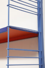 Modułowa szafka/regał na metalowej niebieskiej konstrukcji z dwoma metalowymi półkami z regulowaną wysokością, projekt Adriaan Dekker dla firmy Tomado, Holandia, lata 60. - obrazek 50
