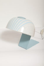Nieduża jednopunktowa lampa nocna z błękitną metalową podstawą i mlecznobiałym kloszem w błękitne paski z pleksi, firma Molin, Włochy, lata 60. - obrazek 50