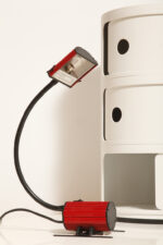 Jednopunktowa czerwono-czarna lampa biurkowa/nocna/lampa ścienna/kinkiet "Ciao 1170" z kloszem na ruchomym giętym ramieniu, projekt Ezio Didone dla firmy Arteluce, Włochy, lata 80. - obrazek 5