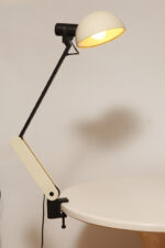 Duża jasnokremowo-czarna nablatowa jednopunktowa lampa biurkowa "Praxi" z tworzywa z ruchomym kloszem i czarnym metalowym ramieniem, projekt Bruno Gecchelin dla firmy iGuzzini, Włochy, wzór z 1982 roku - obrazek 5