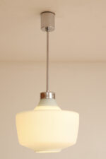 Jednopunktowa lampa sufitowa z mleczno-białym szklanym dwuwarstwowym kloszem z metalowym chromowanym zawieszeniem, Osvetlovací Sklo Valašské Medziřičí, Czechosłowacja, lata 70. - obrazek 5