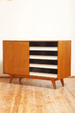 Dębowa szafka/komoda z czterema głębokimi szufladami z czarnobiałymi frontami, TYP U 458, projekt Jiri Jiroutek dla Interier Praha, Czechosłowacja, lata 60. - obrazek 5
