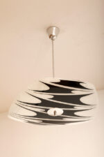 Asymetryczna mlecznobiało-czarna trzypunktowa szklana lampa sufitowa „Parasolka” malowana w geometryczne wzory, Kamenický Šenov, Czechosłowacja, lata 60. - obrazek 5