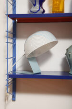 Nieduża jednopunktowa lampa nocna z błękitną metalową podstawą i mlecznobiałym kloszem w błękitne paski z pleksi, firma Molin, Włochy, lata 60. - obrazek 5