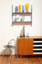 Modułowa szafka/regał na metalowej niebieskiej konstrukcji z dwoma niebieskimi metalowymi półkami z pomarańczowym spodem z regulowanym ustawieniem wysokości, projekt Adriaan Dekker dla firmy Tomado, Holandia, lata 60. - obrazek 5