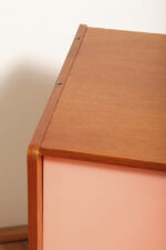 Dębowa szafka/komoda z parą przesuwanych drzwi ze sklejki lakierowanych na różowy i jasno kremowy kolor, TYP U 450, projekt Jiri Jiroutek dla Interier Praha, Czechosłowacja, wzór z 1958 roku - obrazek 51