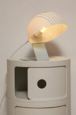 Nieduża jednopunktowa lampa nocna z błękitną metalową podstawą i mlecznobiałym kloszem w błękitne paski z pleksi, firma Molin, Włochy, lata 60. - obrazek 51