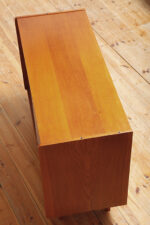 Dębowa szafka/komoda z parą przesuwanych drzwi ze sklejki lakierowanych na różowy i jasno kremowy kolor, TYP U 450, projekt Jiri Jiroutek dla Interier Praha, Czechosłowacja, wzór z 1958 roku - obrazek 52