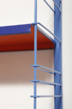 Modułowa szafka/regał na metalowej niebieskiej konstrukcji z dwoma metalowymi półkami z regulowaną wysokością, projekt Adriaan Dekker dla firmy Tomado, Holandia, lata 60. - obrazek 52