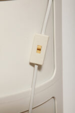 Nieduża jednopunktowa lampa nocna z błękitną metalową podstawą i mlecznobiałym kloszem w błękitne paski z pleksi, firma Molin, Włochy, lata 60. - obrazek 52