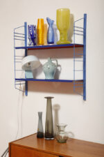 Modułowa szafka/regał na metalowej niebieskiej konstrukcji z dwoma metalowymi półkami z regulowaną wysokością, projekt Adriaan Dekker dla firmy Tomado, Holandia, lata 60. - obrazek 53