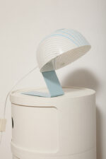 Nieduża jednopunktowa lampa nocna z błękitną metalową podstawą i mlecznobiałym kloszem w błękitne paski z pleksi, firma Molin, Włochy, lata 60. - obrazek 53