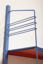 Modułowa szafka/regał na metalowej niebieskiej konstrukcji z dwoma metalowymi półkami z regulowaną wysokością, projekt Adriaan Dekker dla firmy Tomado, Holandia, lata 60. - obrazek 54