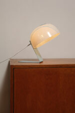 Nieduża jednopunktowa lampa nocna z błękitną metalową podstawą i mlecznobiałym kloszem w błękitne paski z pleksi, firma Molin, Włochy, lata 60. - obrazek 54