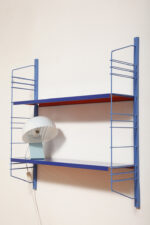 Modułowa szafka/regał na metalowej niebieskiej konstrukcji z dwoma metalowymi półkami z regulowaną wysokością, projekt Adriaan Dekker dla firmy Tomado, Holandia, lata 60. - obrazek 55