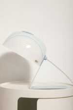 Nieduża jednopunktowa lampa nocna z błękitną metalową podstawą i mlecznobiałym kloszem w błękitne paski z pleksi, firma Molin, Włochy, lata 60. - obrazek 55