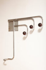 Duży metalowy wieszak/garderoba ścienna na chromowanej rurowej masywnej konstrukcji z trzema hakami zakończonymi bukowymi ręcznie toczonymi kulami, dymionym pionowym lustrem i uchwytem na parasole, Bauhaus, Niemcy, lata 30. XX wieku - obrazek 55