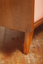 Dębowa szafka/komoda z parą przesuwanych drzwi ze sklejki lakierowanych na różowy i jasno kremowy kolor, TYP U 450, projekt Jiri Jiroutek dla Interier Praha, Czechosłowacja, wzór z 1958 roku - obrazek 56