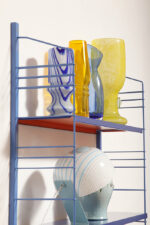 Modułowa szafka/regał na metalowej niebieskiej konstrukcji z dwoma metalowymi półkami z regulowaną wysokością, projekt Adriaan Dekker dla firmy Tomado, Holandia, lata 60. - obrazek 56